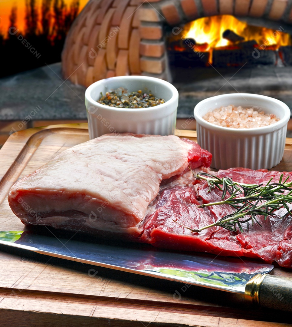 Peça de carne bovina crua com temperos