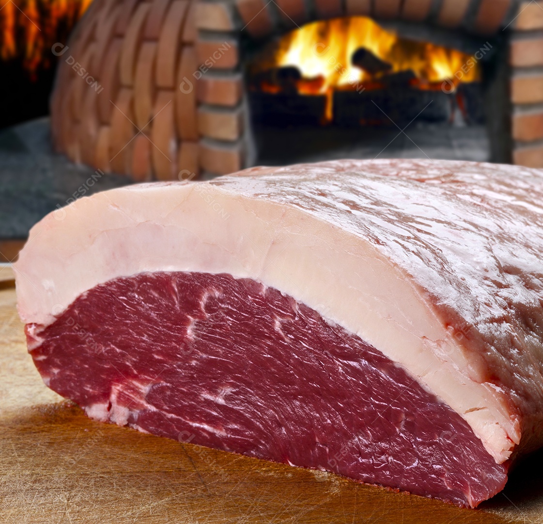 Peça de picanha crua sobre tábua de madeira