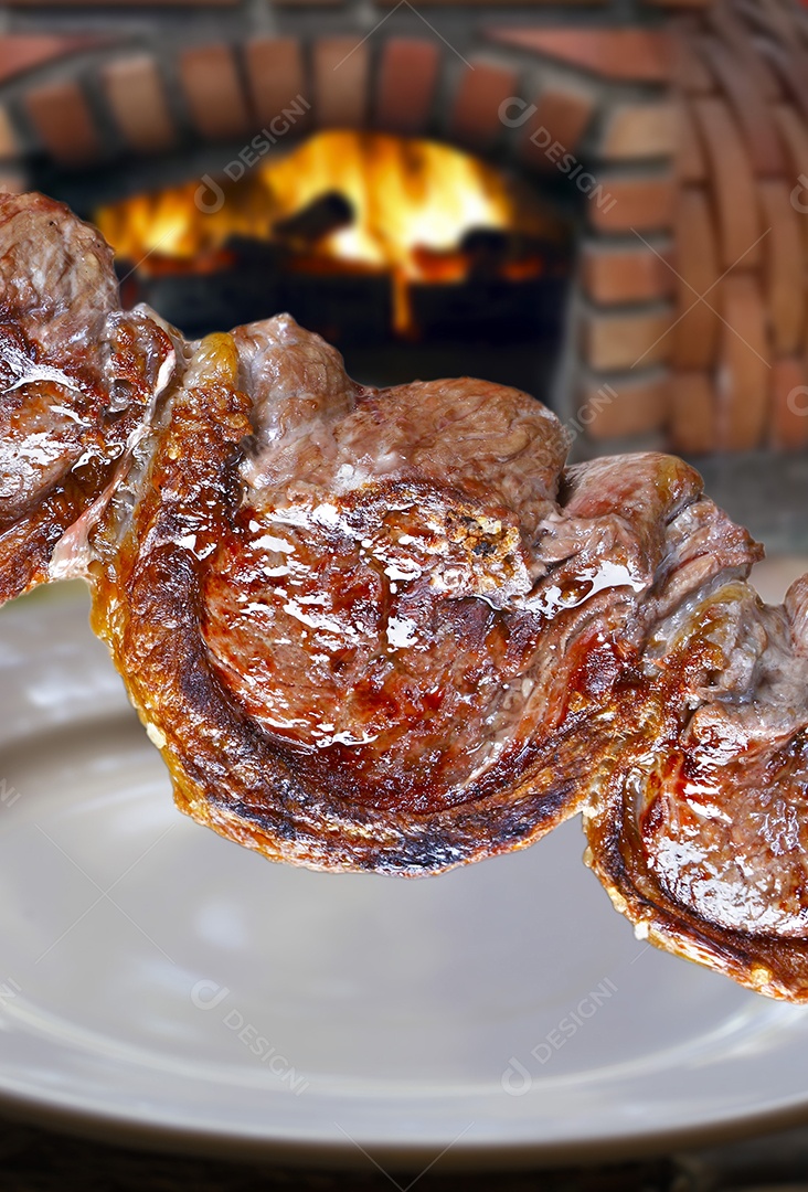 Espeto de carne assado bem passado