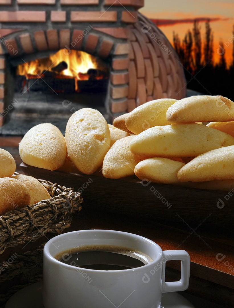 Pães e biscoitos de queijos com uma xícara de café