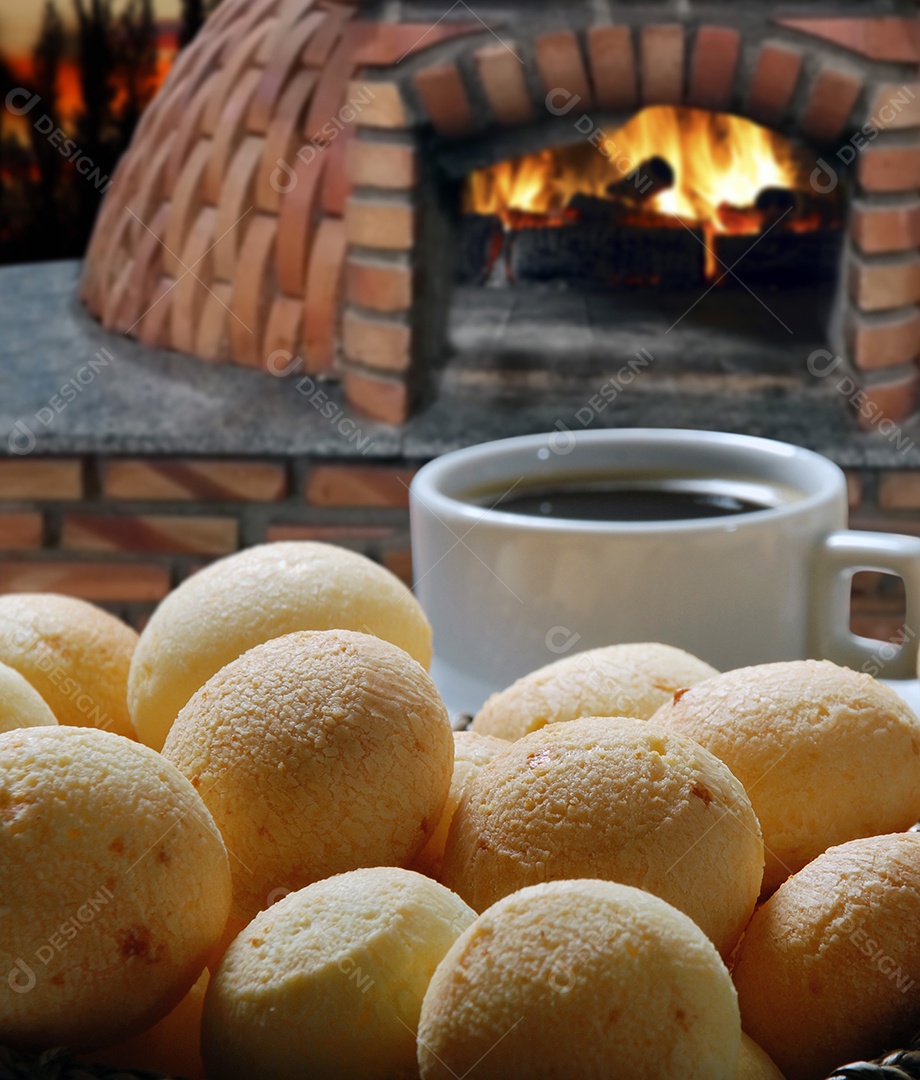 Pães de queijo com xícara de café ao lado