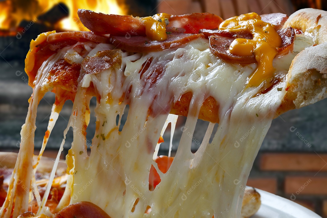 Fatia de pizzade queijo com calabresa com cheddar