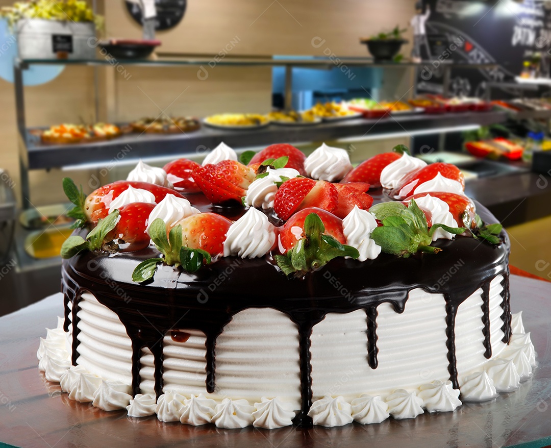 Bolo de chnatilly com cobertura e morangos