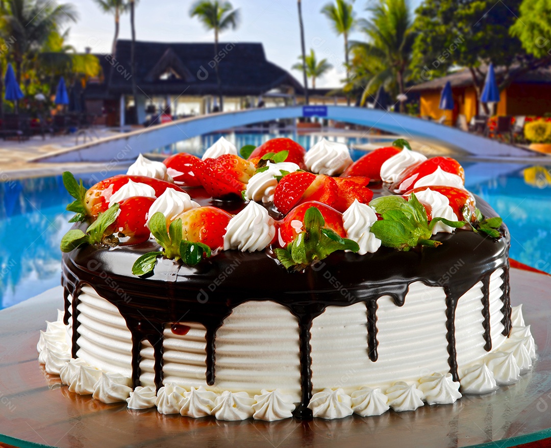 Bolomde chantilly com cobertura de chocolate e morangos