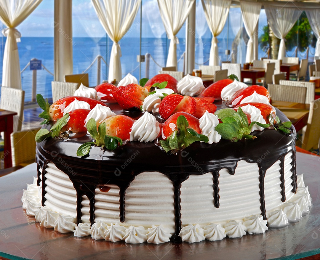 Bolo de chnatilly com cobertura e morangos