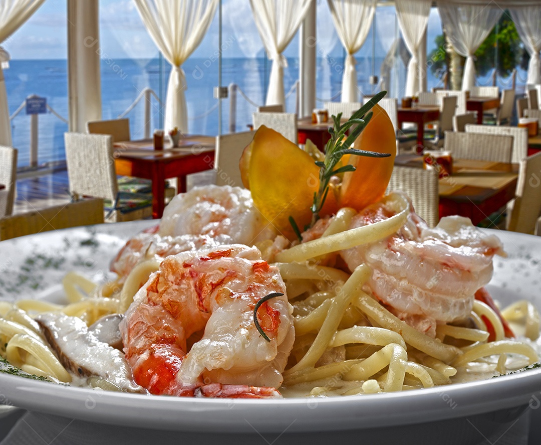 Macarrão ao molho branco com camarão