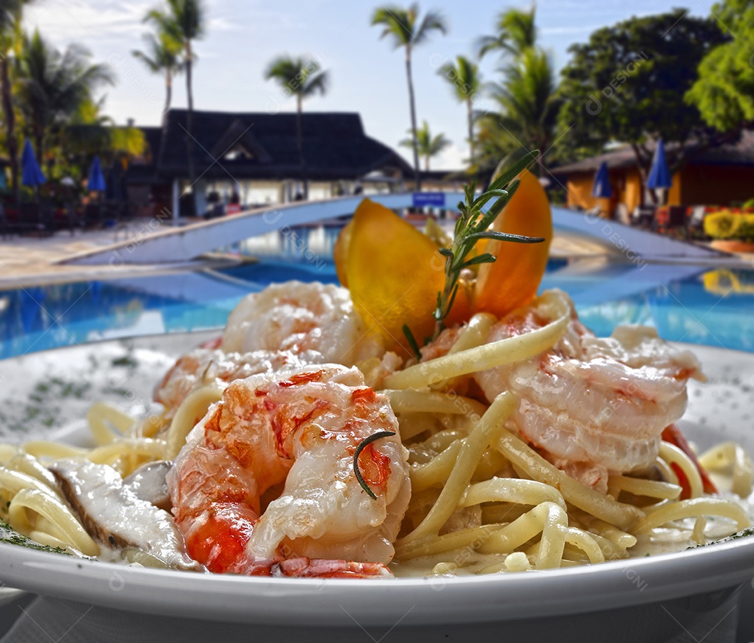 Macarrão ao molho branco com camrão