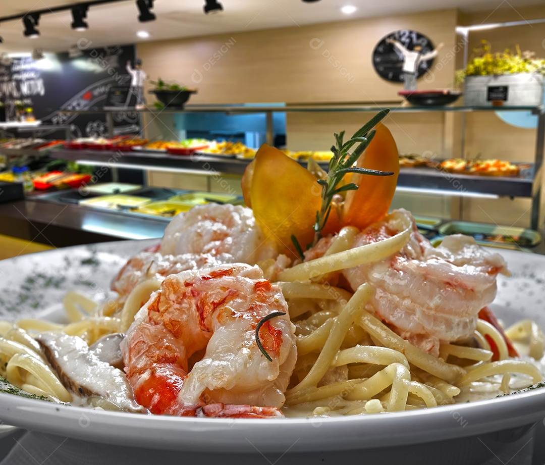 Macarrão ao molhio branco com camarão