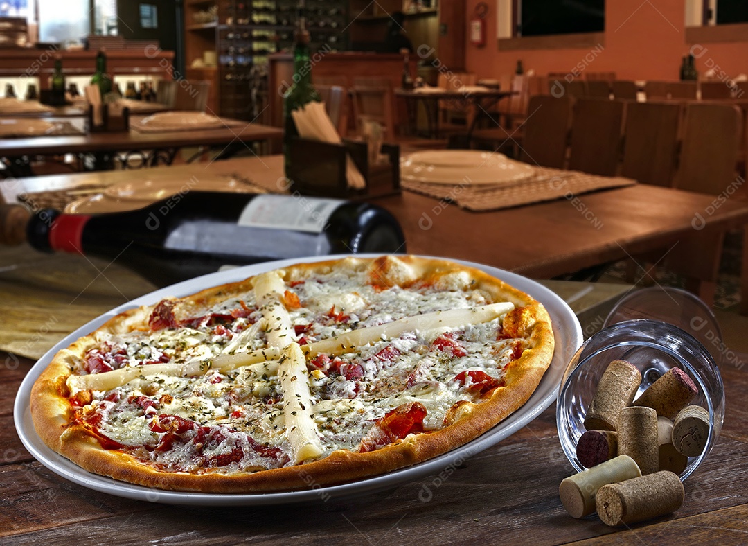 Pizza de sabores diferentes sobre bancada