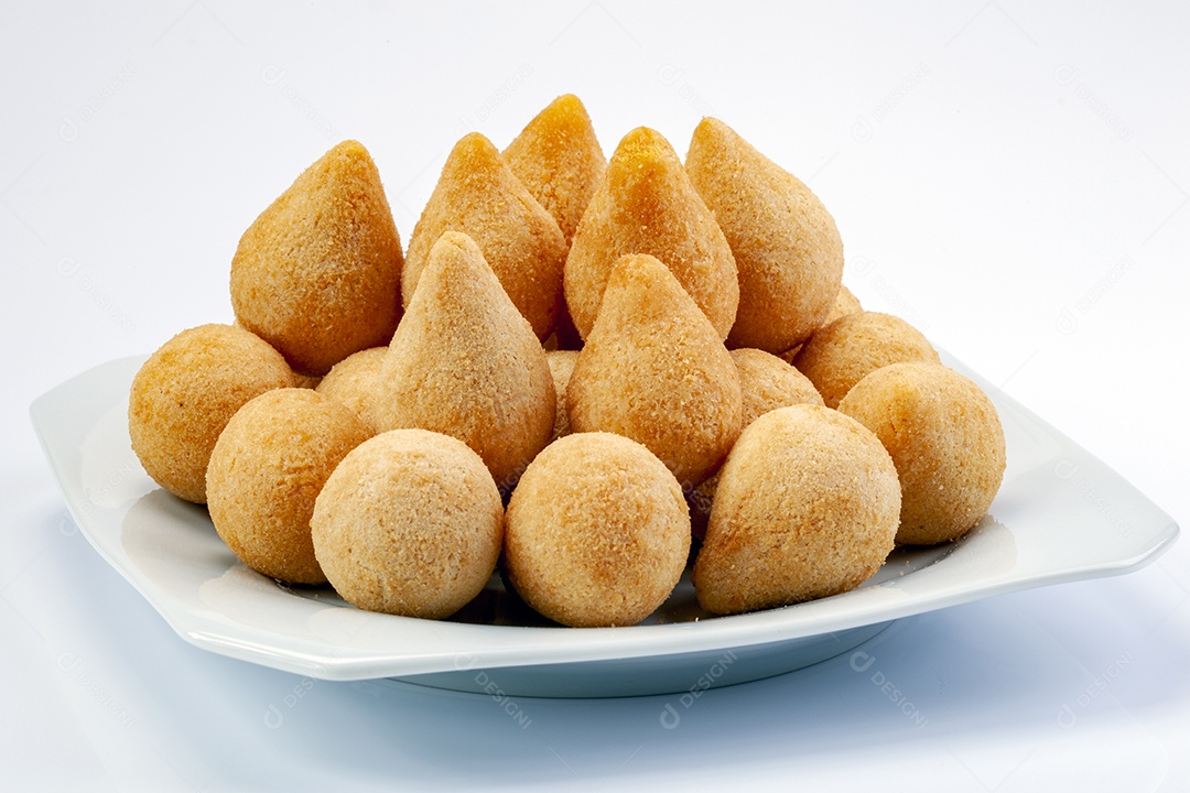 Muitas coxinhas sobre uma louça branca