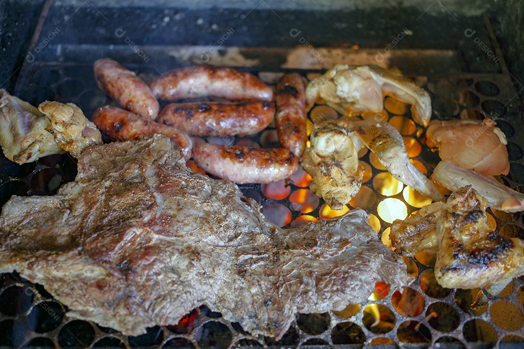 Churrasco com carnes e enchidos variados