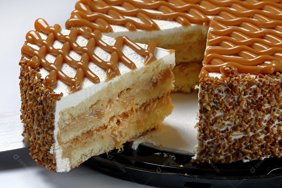 Bolo coberto doce de leite