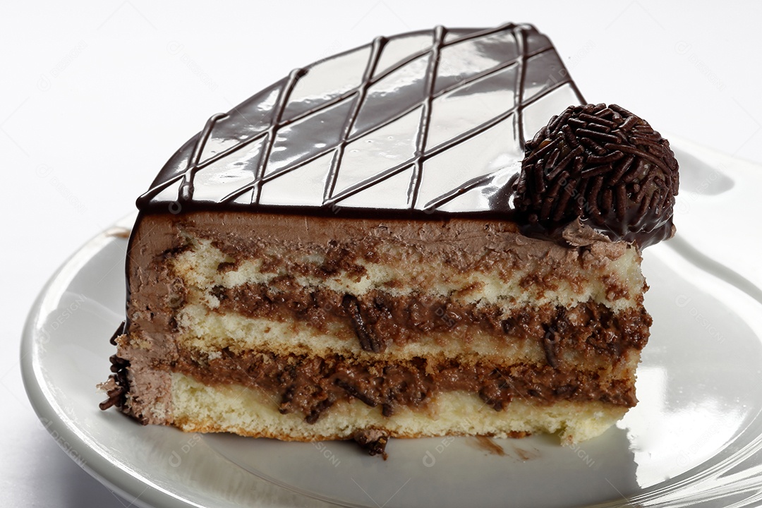 Fatia de bolo de chocolate com bombom