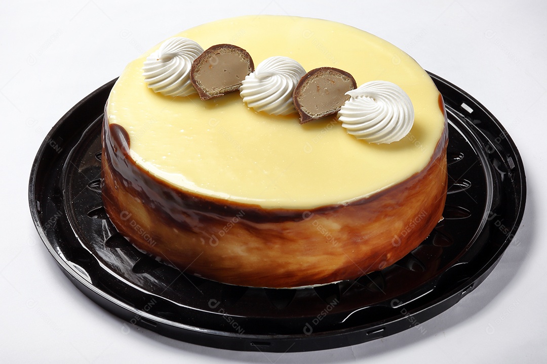 Bolo de chocolate com cobertura de maracujá