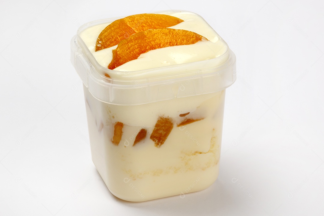 Bolo no pote com pedaços de pêssegos