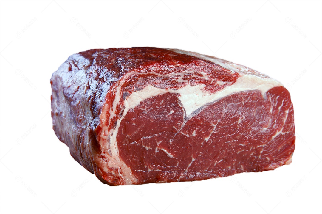 Peça de carne crua sobre fundo branco