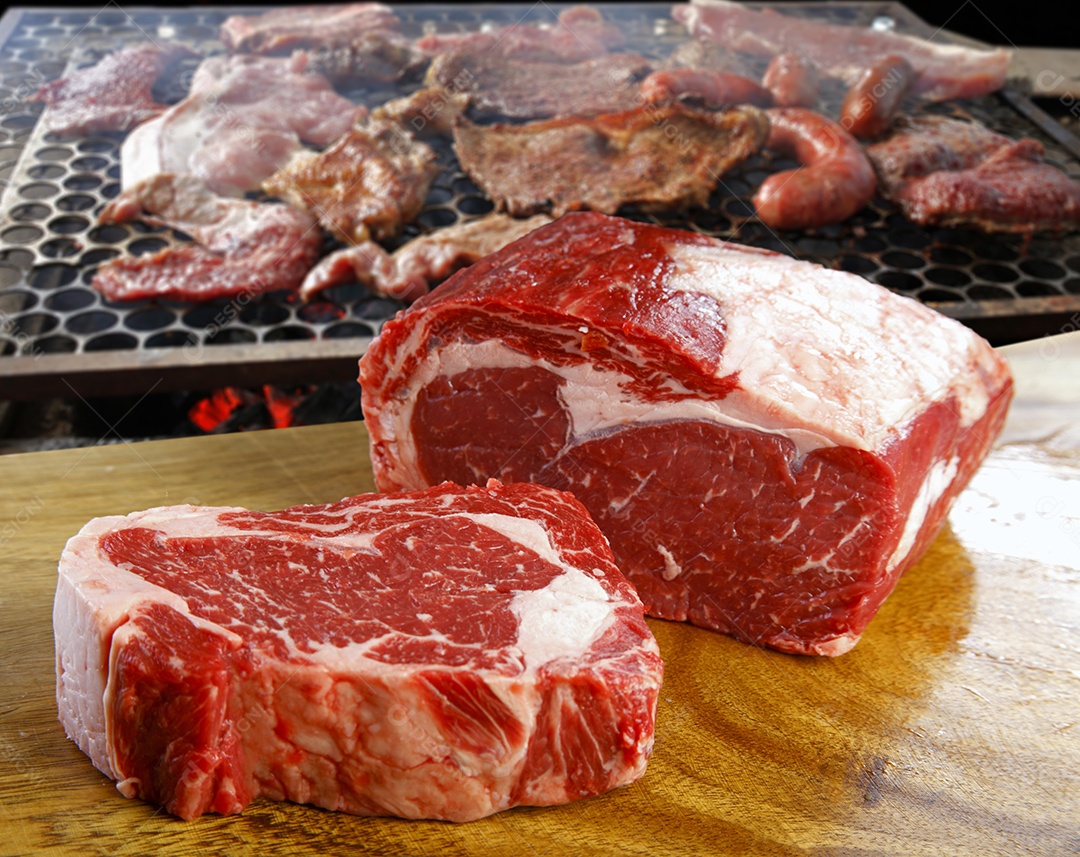 Peçado de carne crua com fundo de churrasqueira