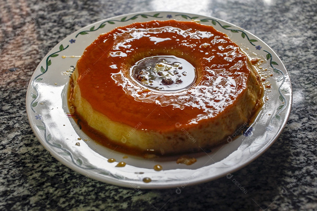 Pudim tradicional coberto com caramelo delicioso