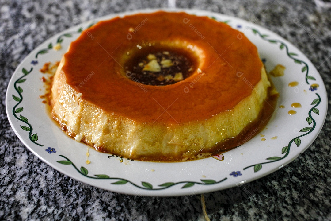 Pudim tradicional coberto com caramelo delicioso