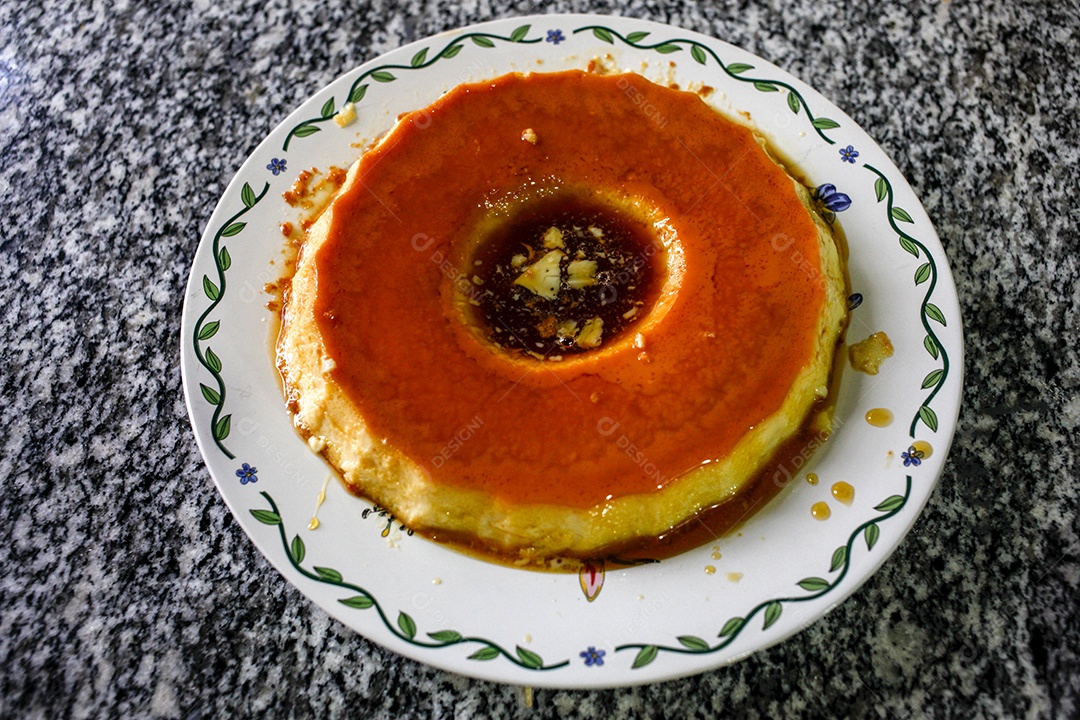 Pudim delicioso e tradicional e caramelo