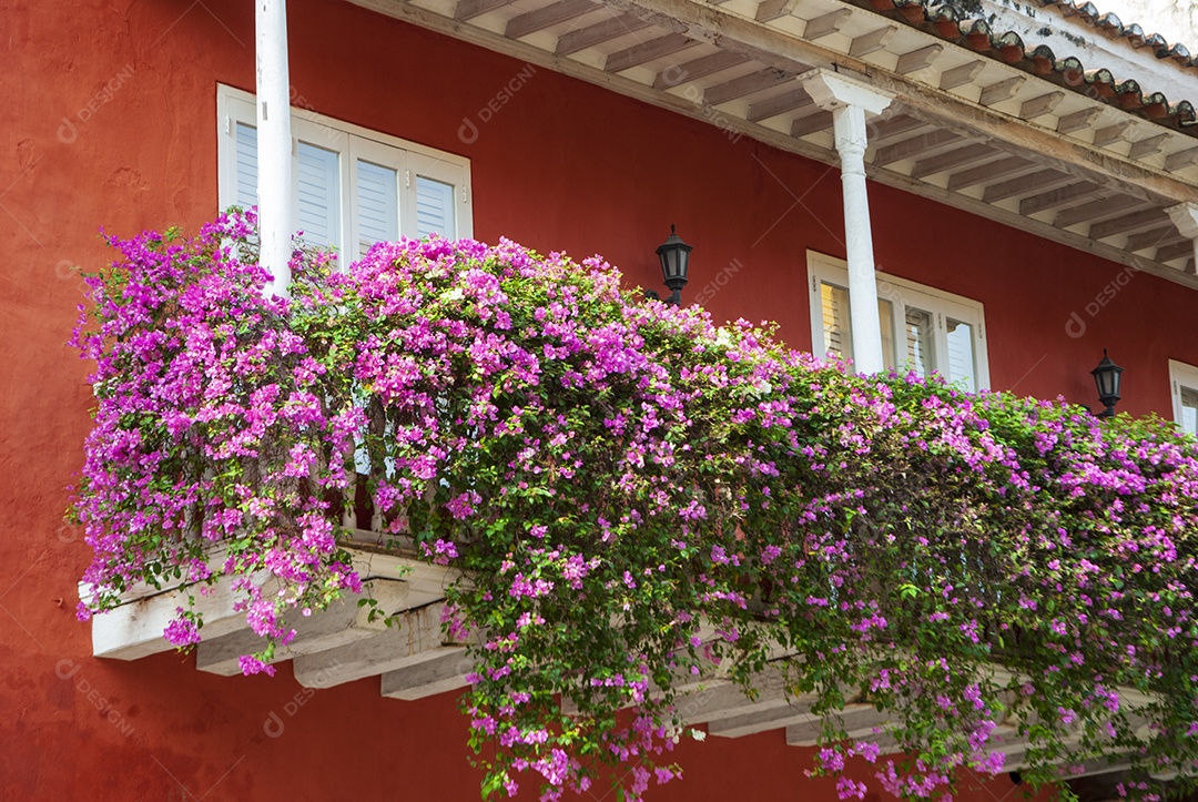 Vista de varandas floridas na cidade de cartagena
