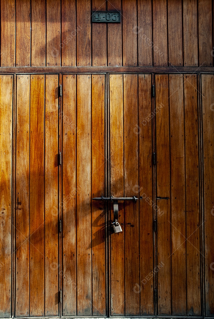 Portas de madeira com cadeados e placa com números