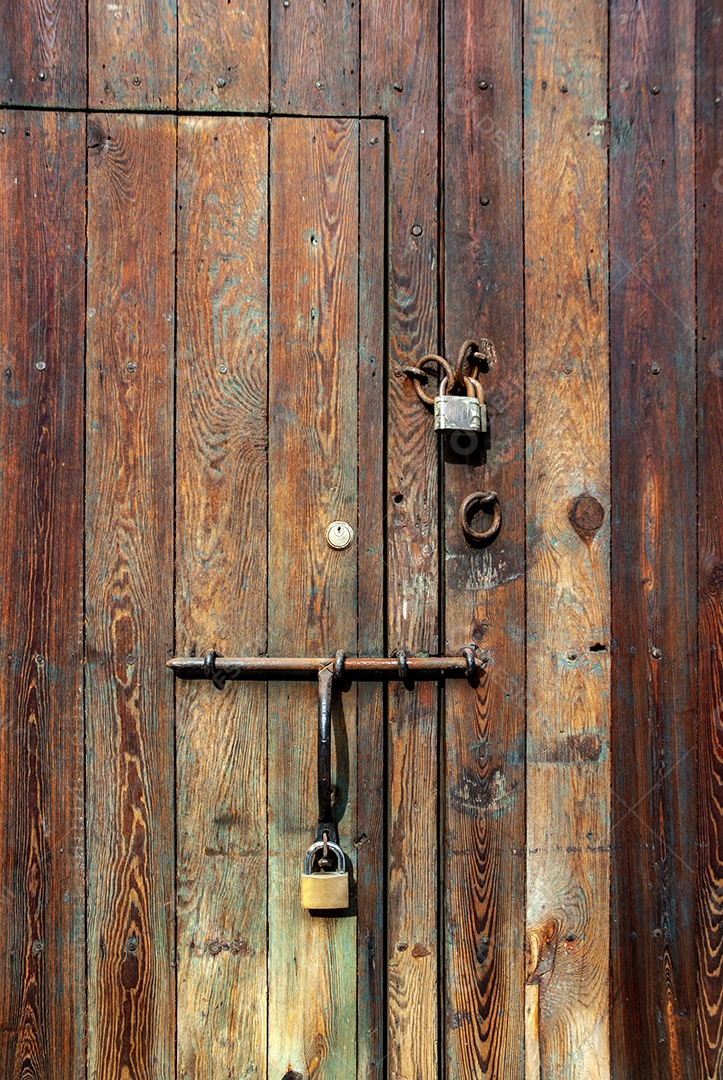 Porta de madeira com cadeados e travas
