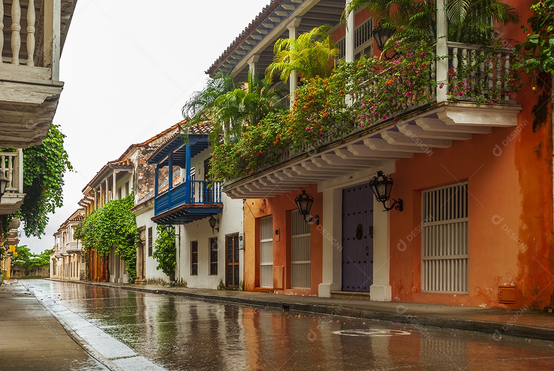 Vista de ruas com varandas e plantas lindas de cartagena