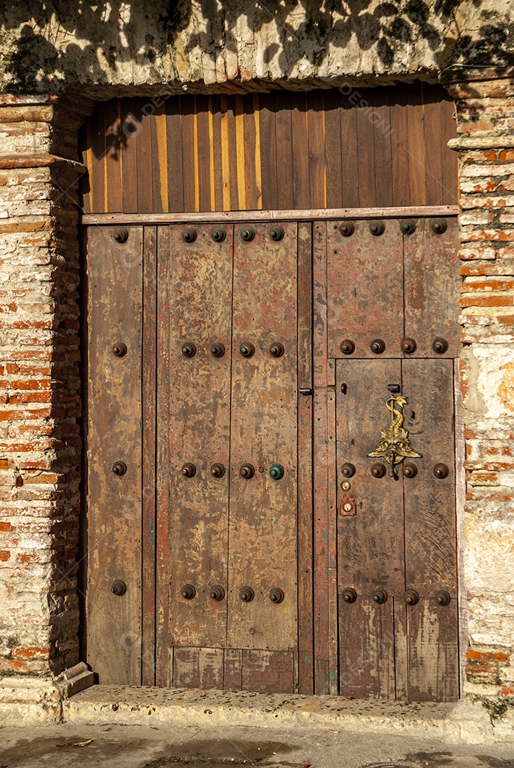 Portão com muros de tijolos antigos em Cartagena