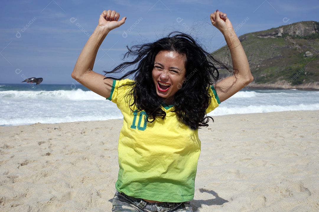Mulher comemorando gol no futebol Brasil
