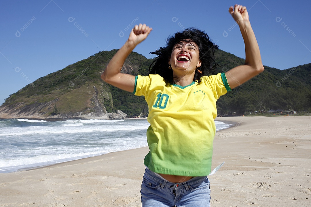 Mulher comemorando gol no futebol Brasil
