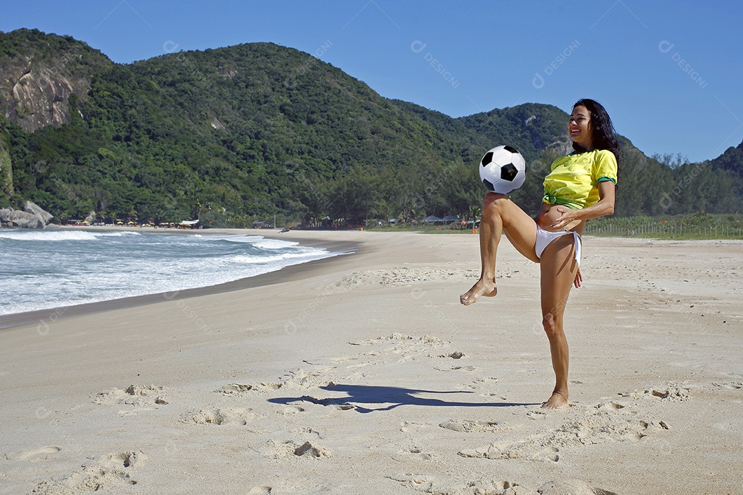 Mulher comemorando gol no futebol Brasil