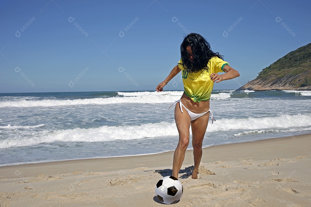 Mulher comemorando gol no futebol Brasil