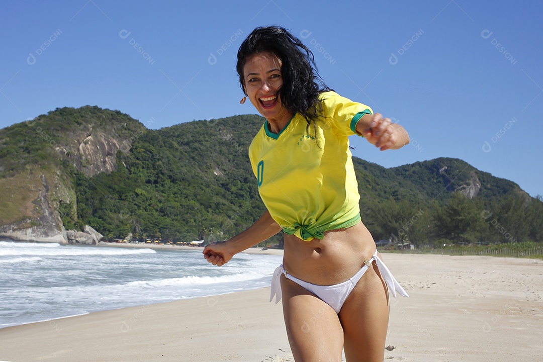Mulher comemorando gol no futebol Brasil
