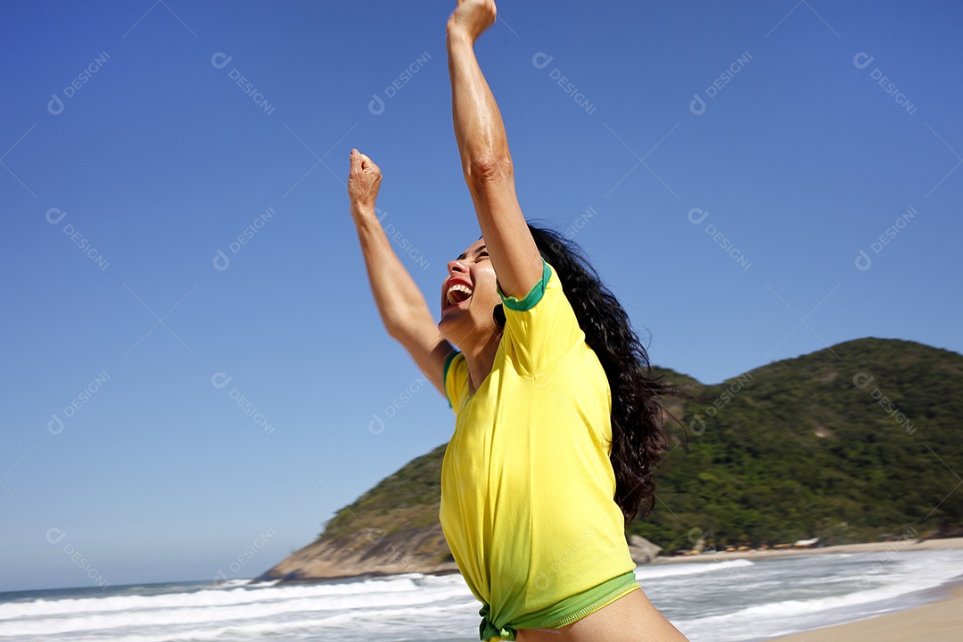 Mulher comemorando gol no futebol Brasil