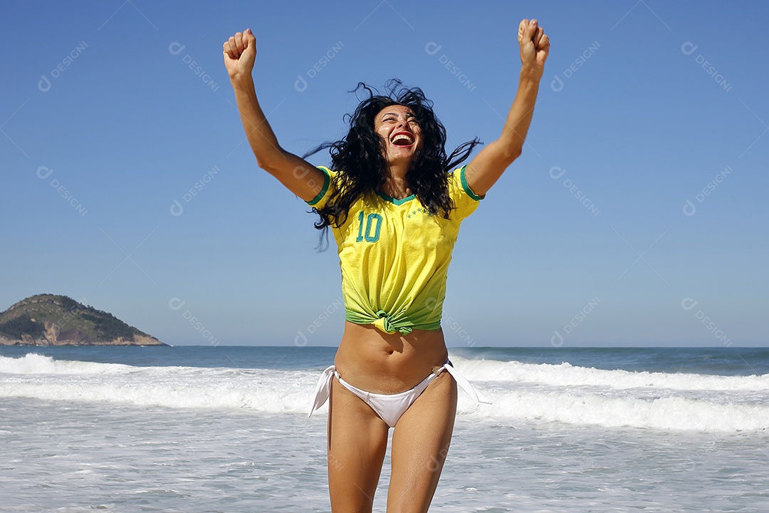 Mulher comemorando gol no futebol Brasil