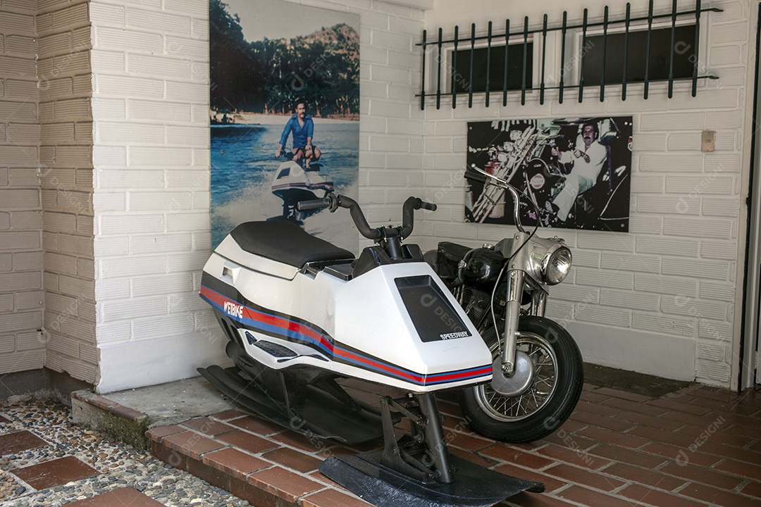 Museu Casa Pablo Escobar com carros, motocicletas e objetos usados ​​pelo traficante