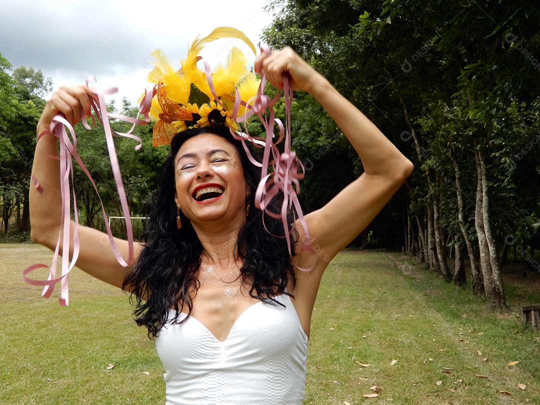 Mulher dançando no carnaval brasileiro