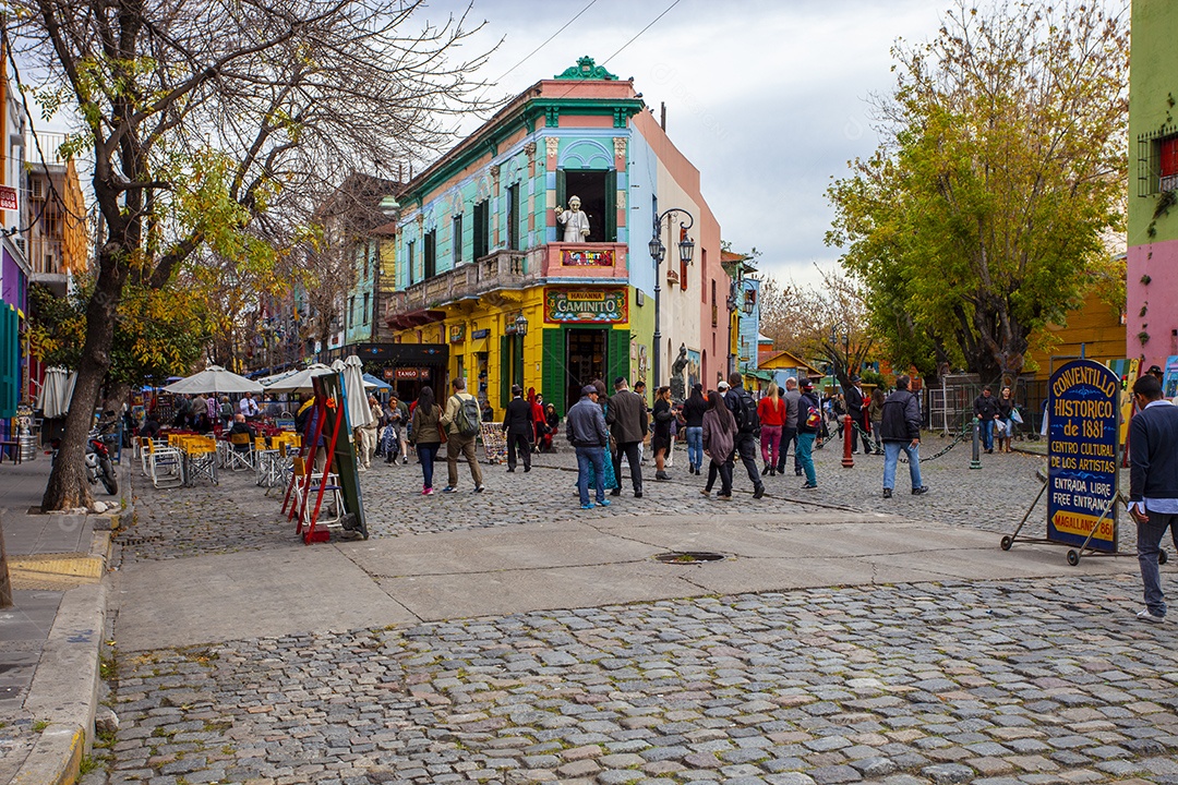 Casas coloridas na rua Caminito em La Boca, Buenos Aires