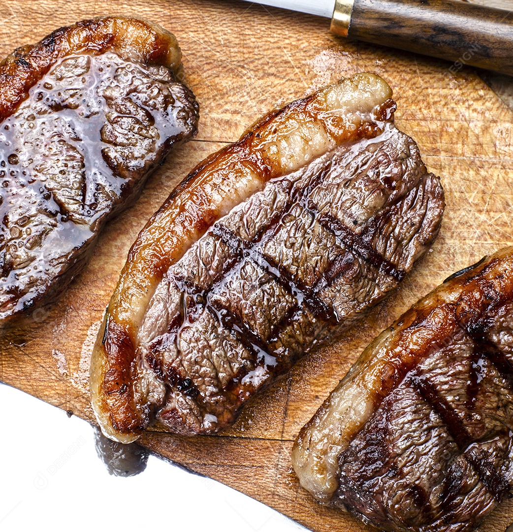 Picanha assada sobre tábua de madeira