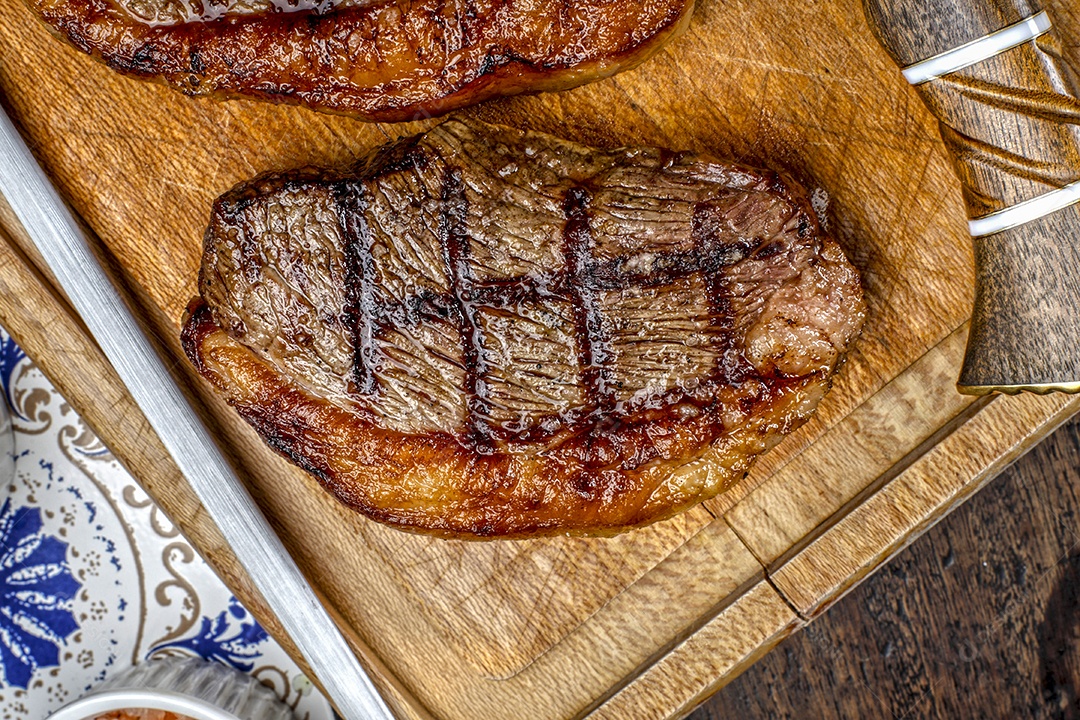 Feche de picanha sobre tábua de madeira