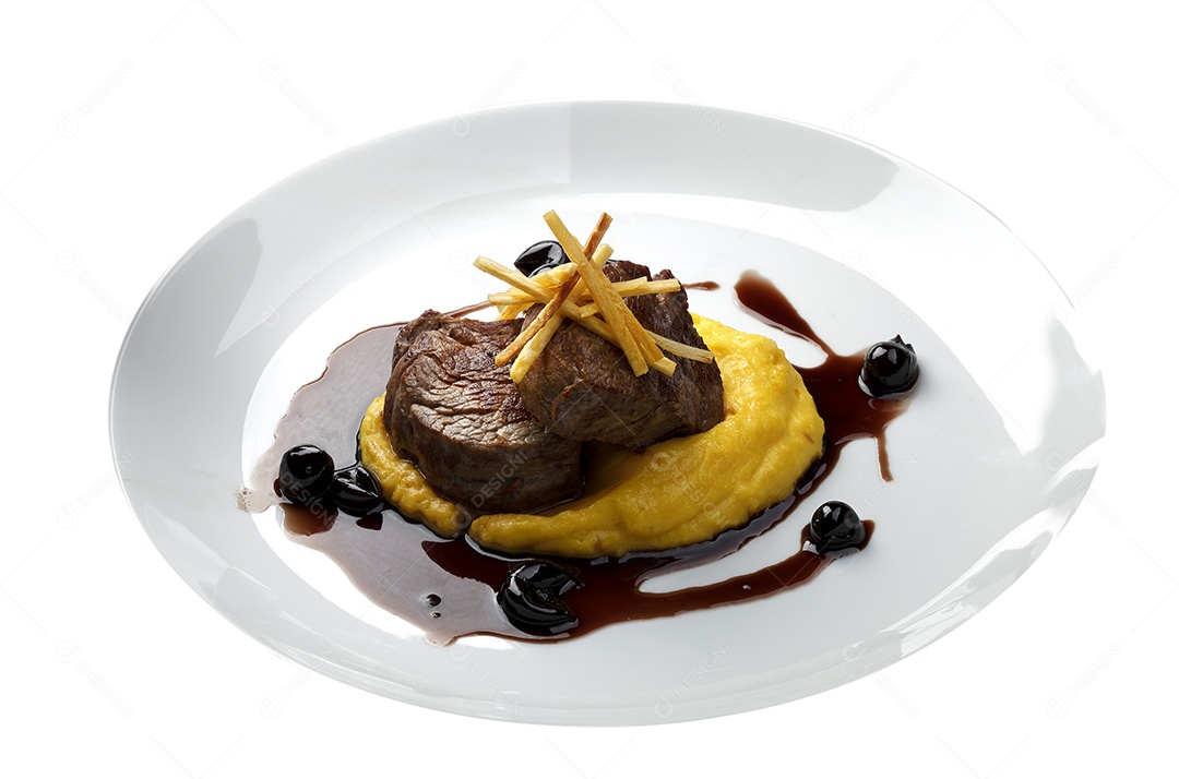 Filé mignon com purê e molho de vinho