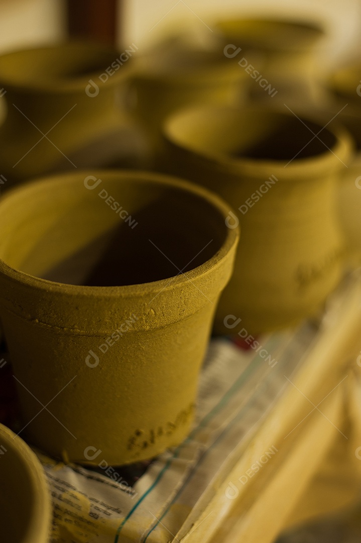 Vasos de barro artesanais secando