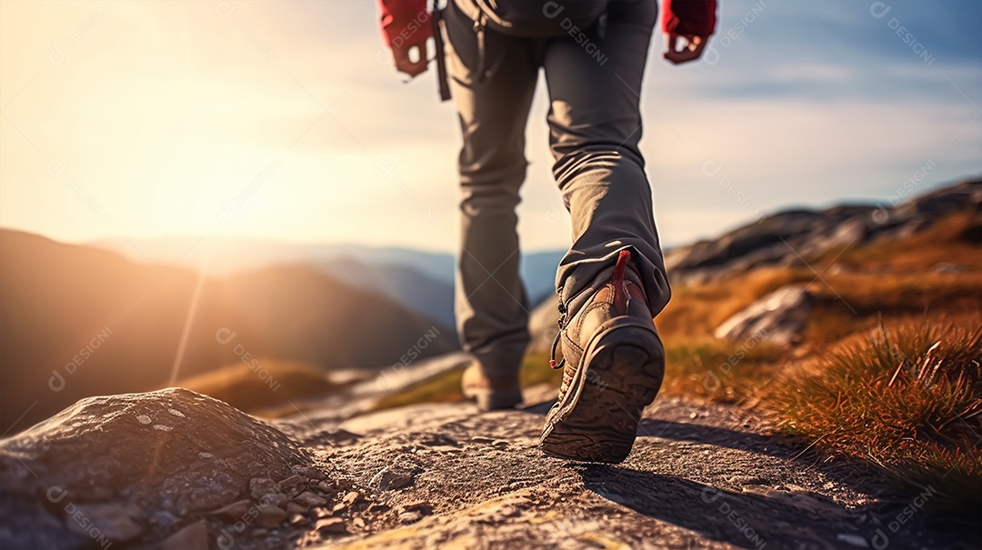 Homem caminhando com mochila caminhando nas montanhas