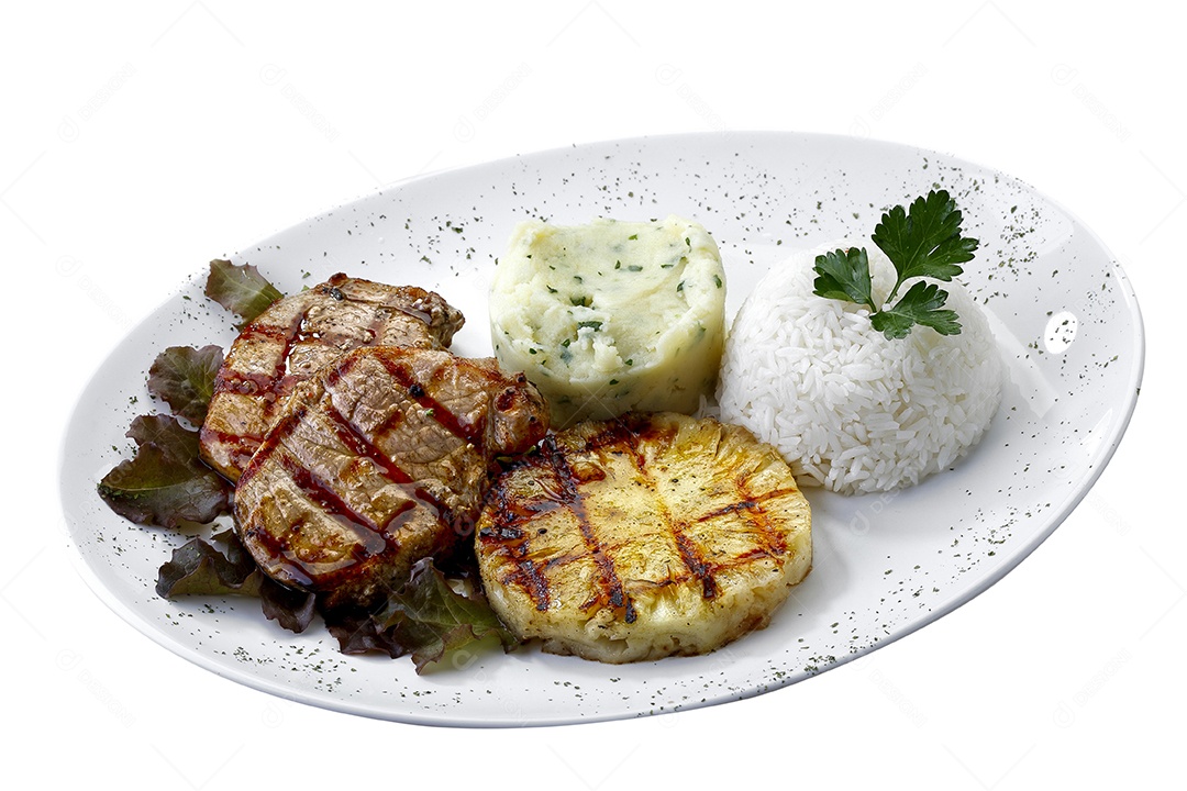 Carne de porco grelhada com abacaxi isolado no fundo branco