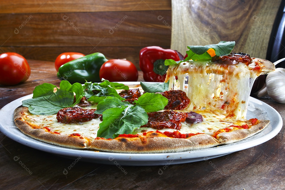 Pizza de tomate ressecados e queijo rúcula