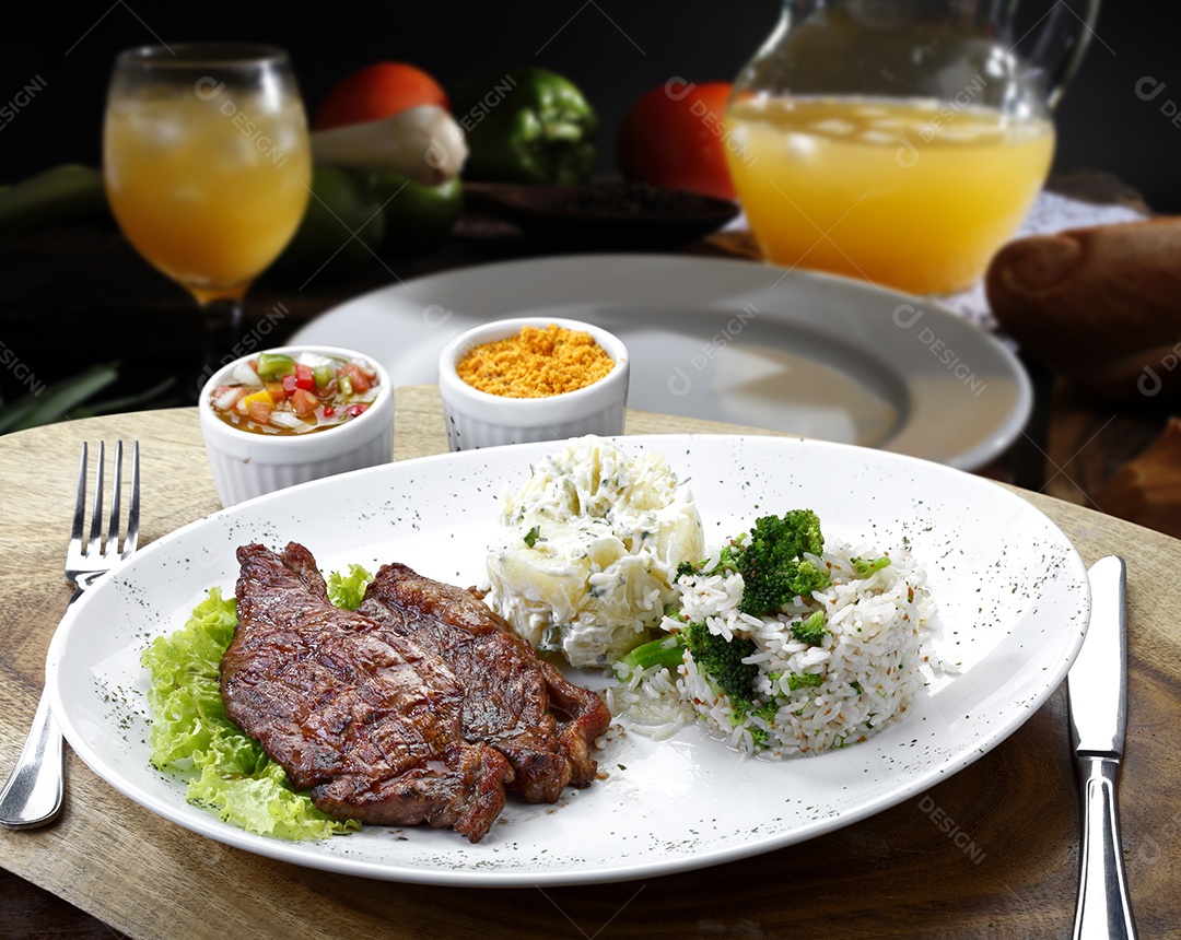 Refeição carne grelhada com purê e arroz com legumes