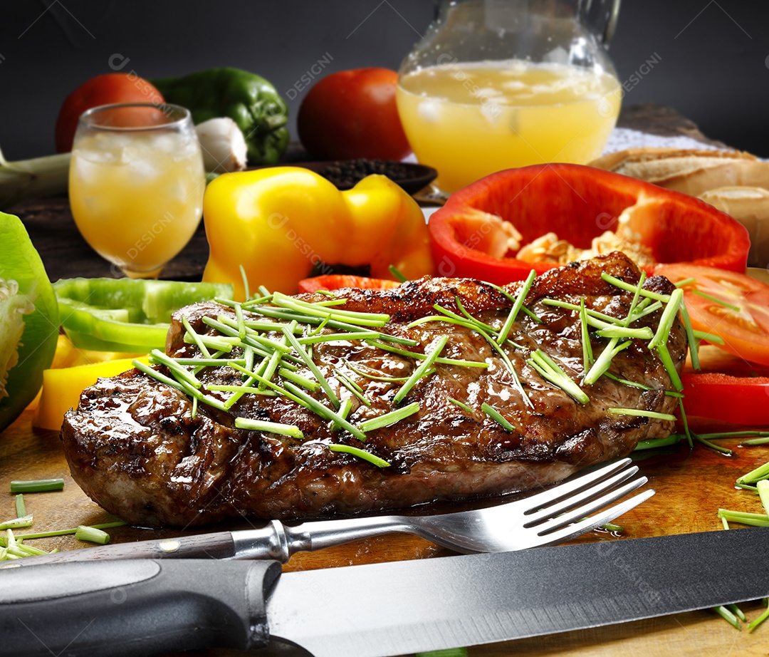 Bife de contra filé grelhado com pimentões ao lado