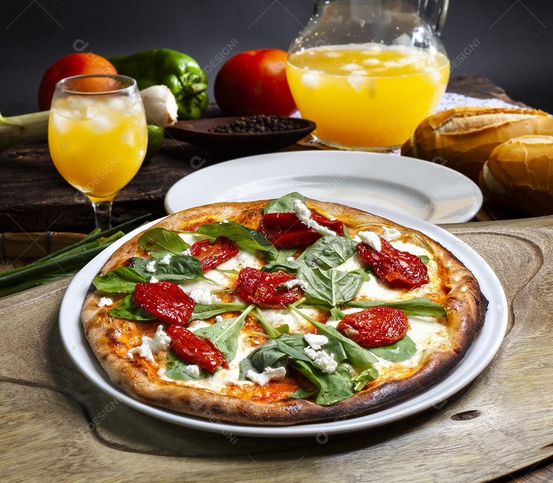 Pizza de tomate e rúcula deliciosa