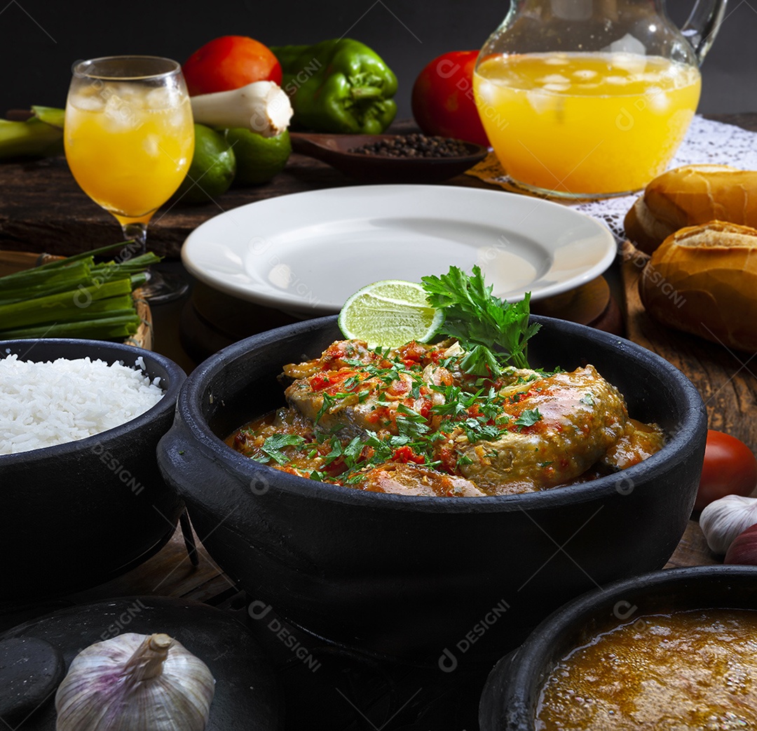 Panela de moqueca de peixe e arroz branco